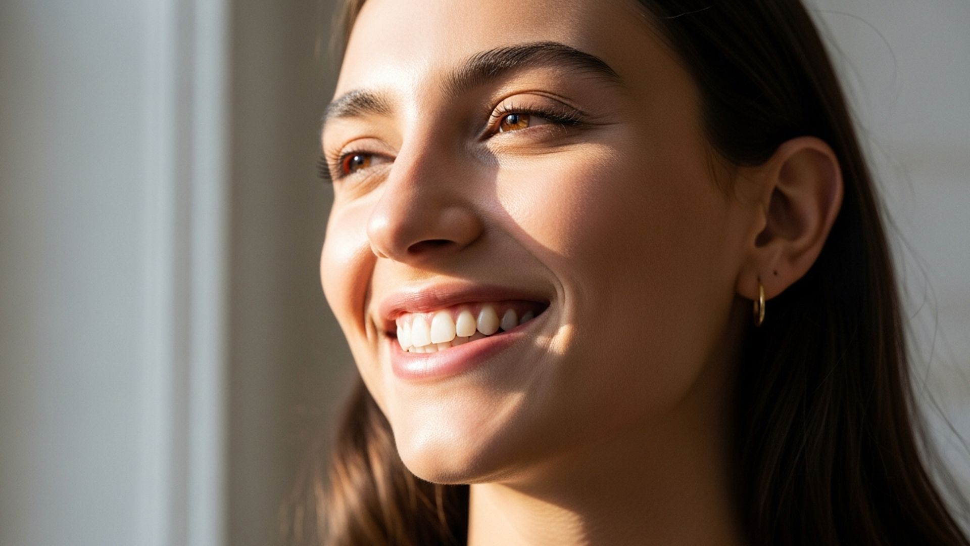 Kompozit ve seramik seçeneklerini karşılaştıran Yaprak Dent hastası